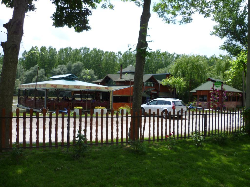 Pool And Villa Splav Dunavac Futog Exterior foto